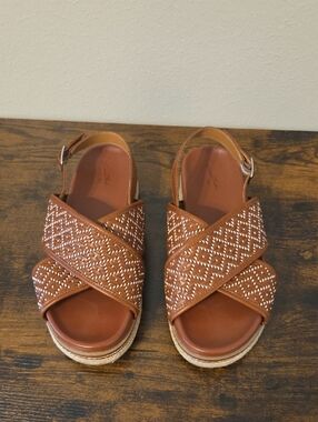 Universal Thread Tan Woven Crisscross Platform Sandals